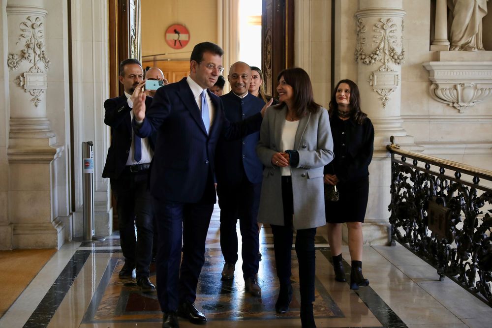 large_IMAMOGLU_PARIS_TE_Oe_NCE_B_Ue_Y_Ue_KELCIMIZI_SONRA_BELEDIYE_BASKANI_HIDALGO_YU_ZIYARET_ETTI_4_Kopya_54d23e80b7