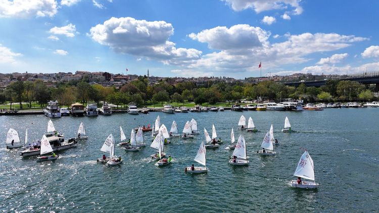 GENÇ SPORCULAR ŞAMPİYONLUK İÇİN YARIŞTI