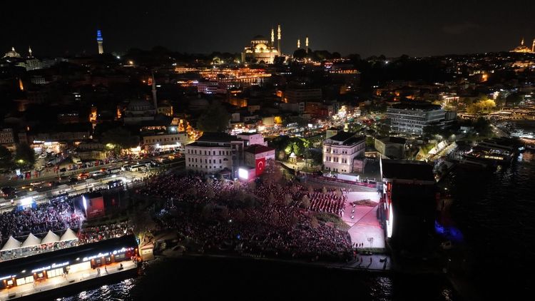 ISTANBUL_30_AGUSTOS_U_YENI_EMIN_Oe_N_Ue_MEYDANI_NDA_KUTLADI_6_3020de651a